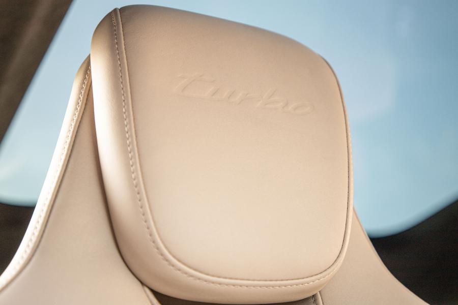 Детали интерьера Porsche Taycan Turbo 2019 года  (NA) (фото 6 из 14)